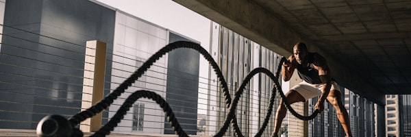 足球运动员在比赛中庆祝进球 - 最新足球赛事新闻配图